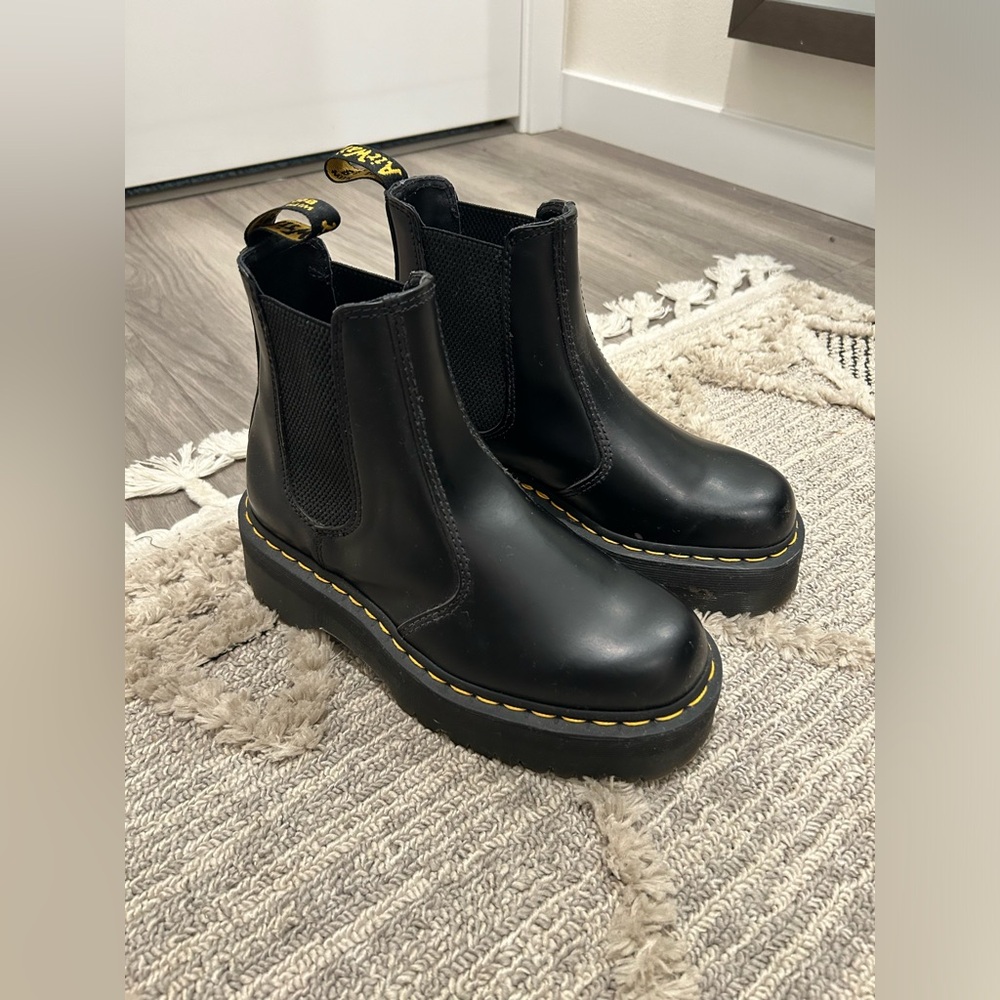 DR MARTENS 2976 SMOOTH LEATHER PLATFORM CHELSEA BOOTS